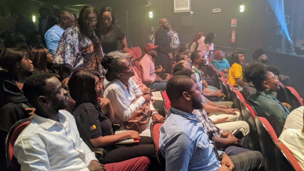 Le musicien camerounais Samy Nkuh a ouvert la scène avec une performance axée sur le jazz,