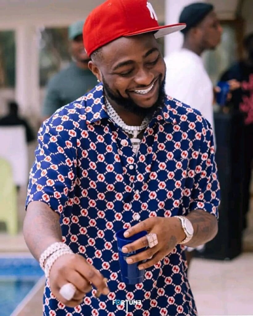 La star nigériane Davido, icône mondiale de l’Afrobeat, a secoué ses millions de fans en révélant avoir échappé de justesse à une tentative 