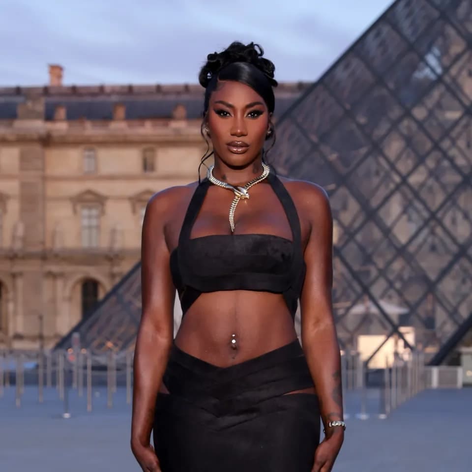 Jeudi 12 juin 2025, la chanteuse franco-malienne Aya Nakamura a officiellement dévoilé sa statue de cire au célèbre musée Grévin