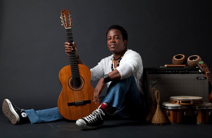Le 3 juillet 2025, dans le cadre du Festival Days Off, le chanteur, auteur-compositeur et guitariste camerounais Blick Bassy investit la 