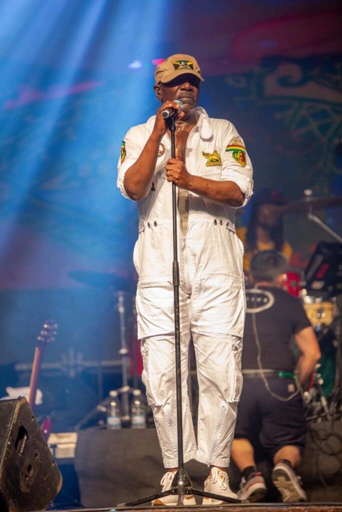 À 71 ans, le chanteur ivoirien Alpha Blondy repousse l'idée d'une retraite artistique. Dans une récente déclaration, l’icône du reggae
