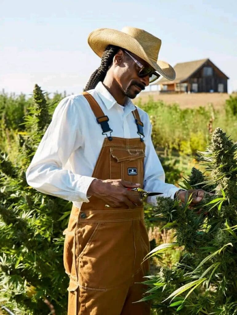 Calvin Cordorzar Broadus, plus connu sous le nom de Snoop Dogg, icône afro-américaine du rap originaire de Long Beach, Californie, 