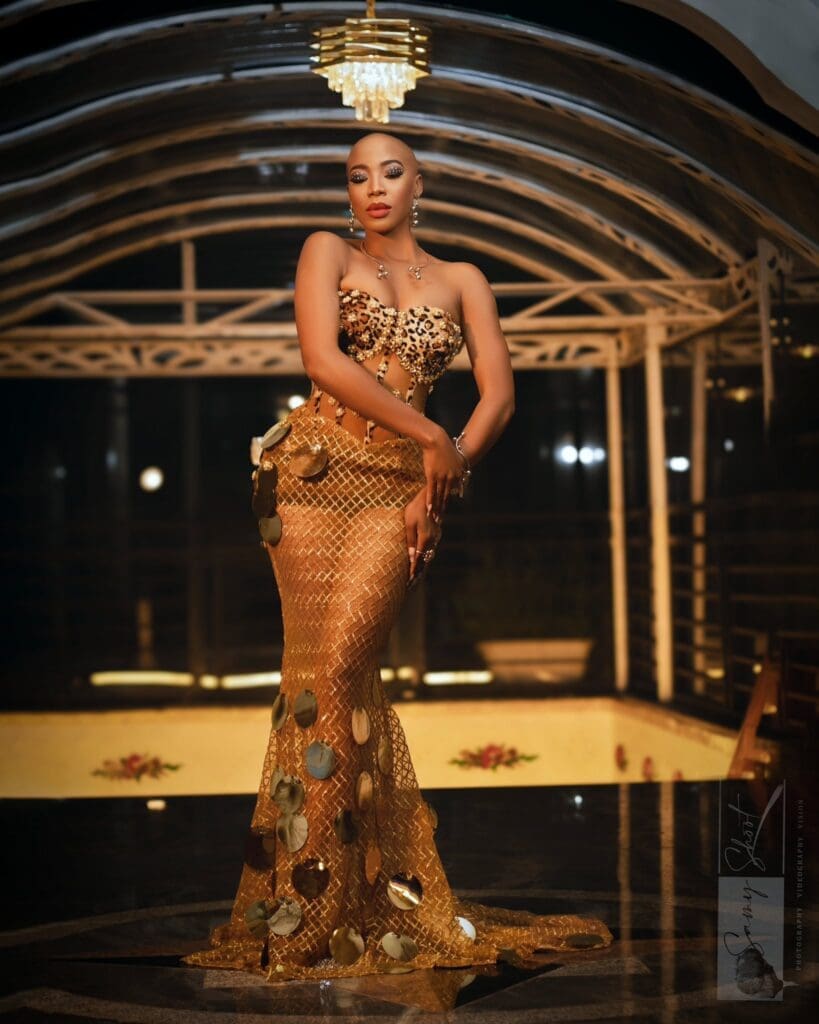 Dans un milieu où les longues mèches et les coiffures sophistiquées dominent, Chancelle Mekeng, la Miss Cameroun Centre 2023 a fait le 