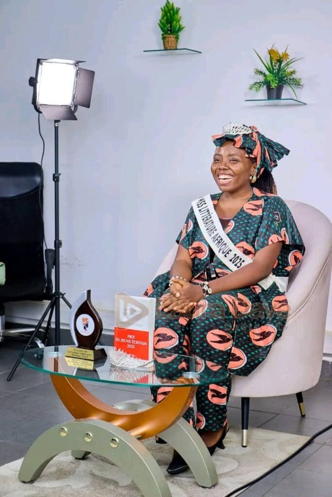 De passage dans les locaux de Laura Dave Média, la jeune écrivaine camerounaise Lorena Nolwen Lekeufack, lauréate du Prix Jeune 