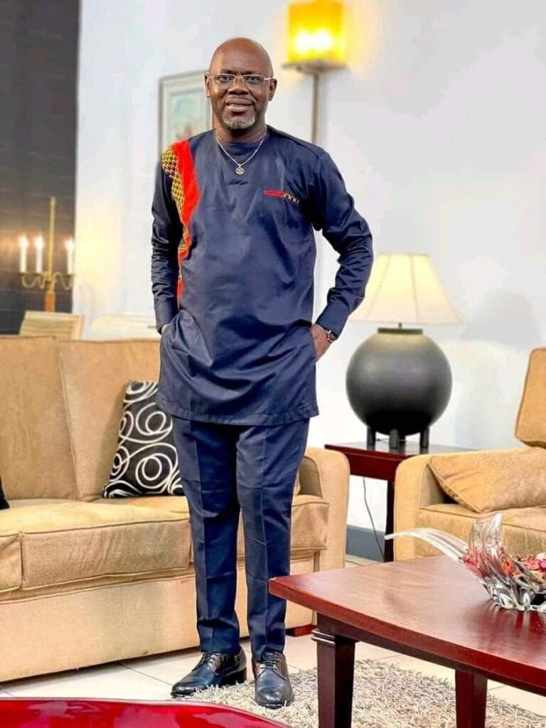 Producteur à succès, réalisateur engagé, figure incontournable de la télévision camerounaise, Ebenezer Kepombia, alias “Mitoumba”,