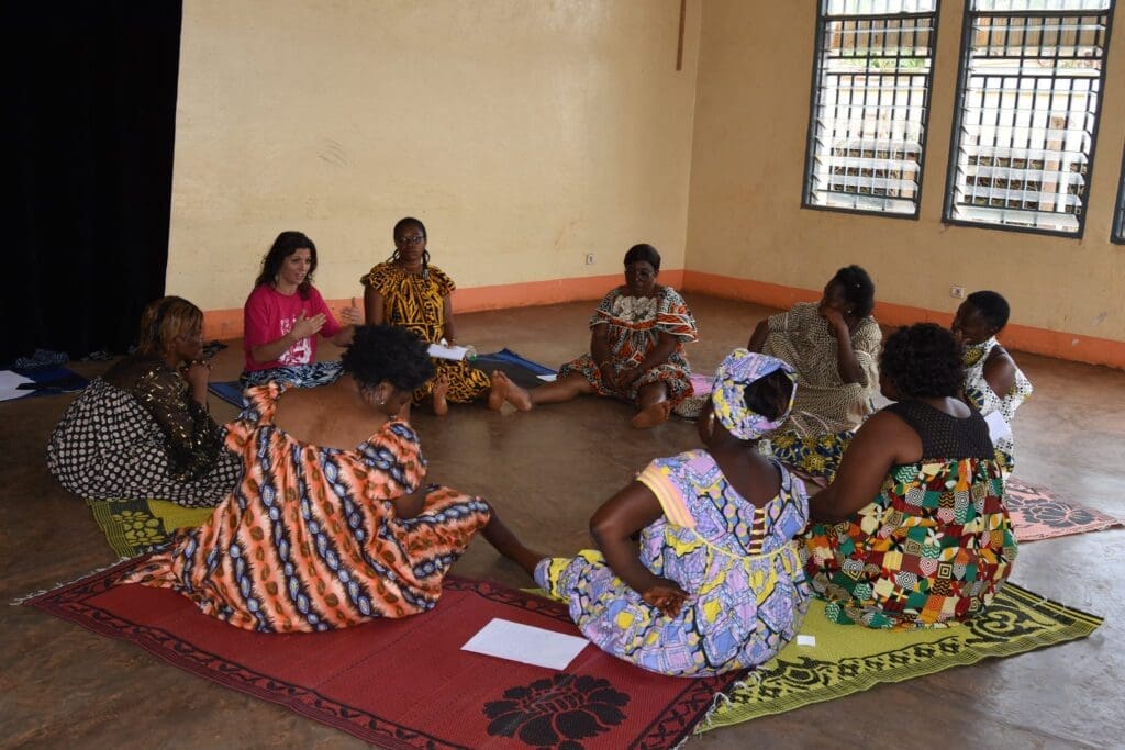  l'artiste française pluridisciplinaire et amoureuse du Cameroun Lila Carlier nous a ouvert les portes de son univers. 
