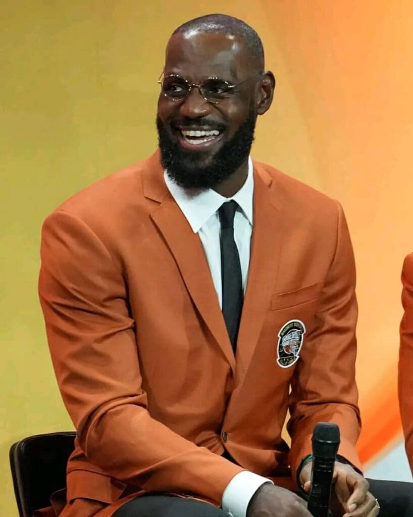 Pour la première fois, deux joueurs encore en activité, LeBron James et Chris Paul, ont fait leur entrée au Naismith Memorial 