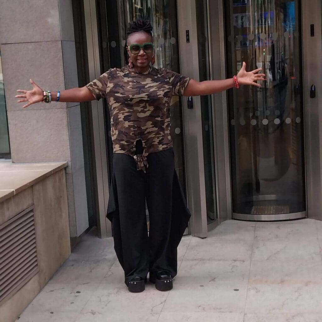 La rappeuse camerounaise Lady Bantu, récemment sélectionnée pour participer à l'émission "The Voice France 2025", a annoncé son retrait