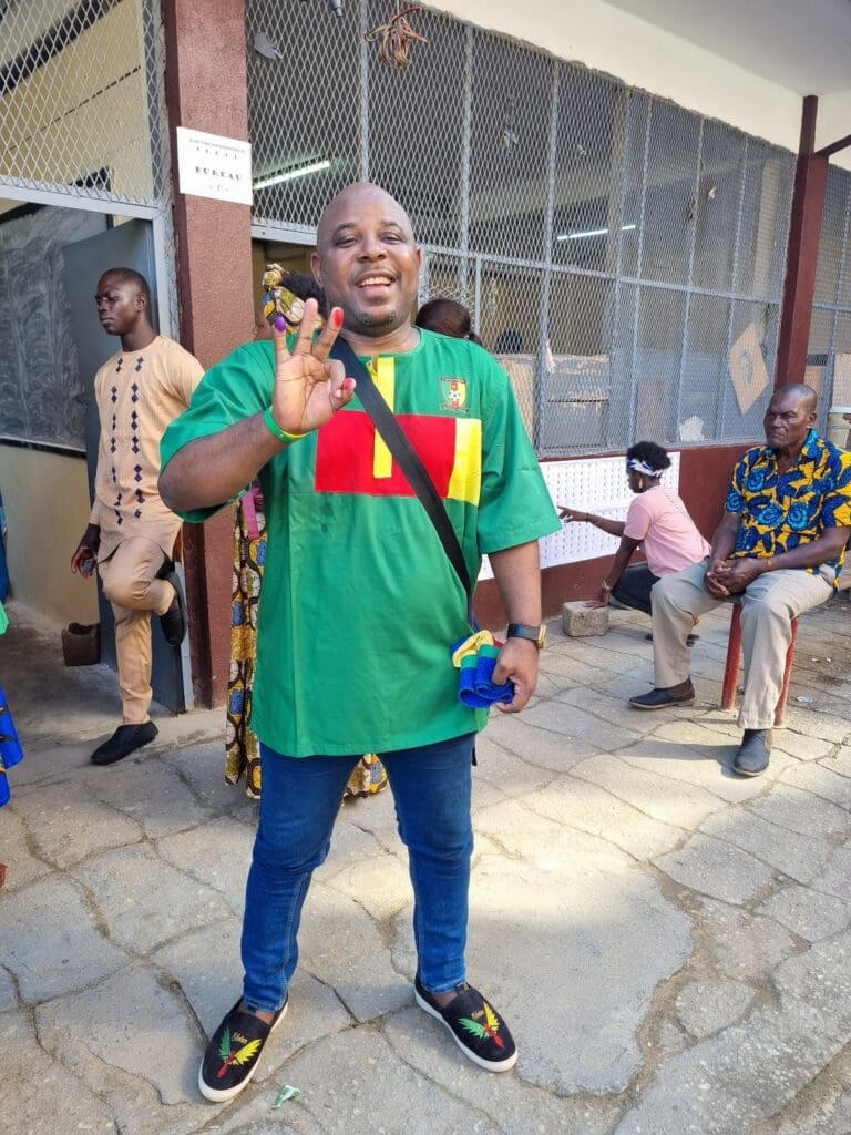 Ce 12 octobre, jour d'élection présidentielle au Cameroun, les citoyens se sont mobilisés pour choisir leur futur dirigeant. Parmi eux, des
