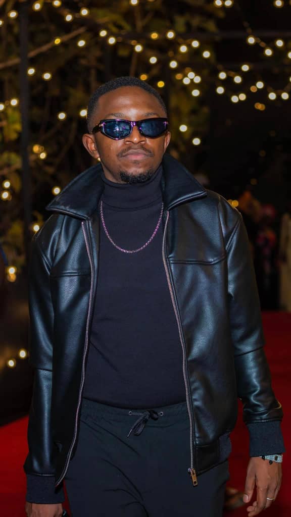 ​Kuekam Tenan Vaneck Borel, plus connu sous son nom de scène Bovann, est une personnalité camerounaise aux multiples casquettes: 