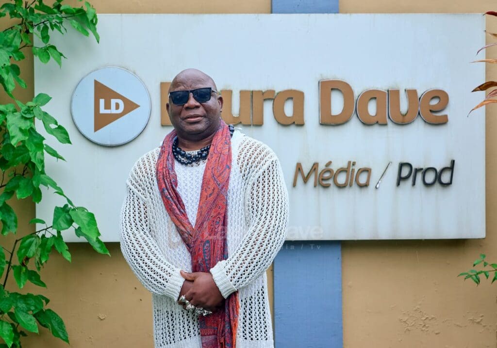De passage dans les locaux de Laura Dave Média, l’artiste camerounais Barthélémy Toguo, figure internationale de l’art