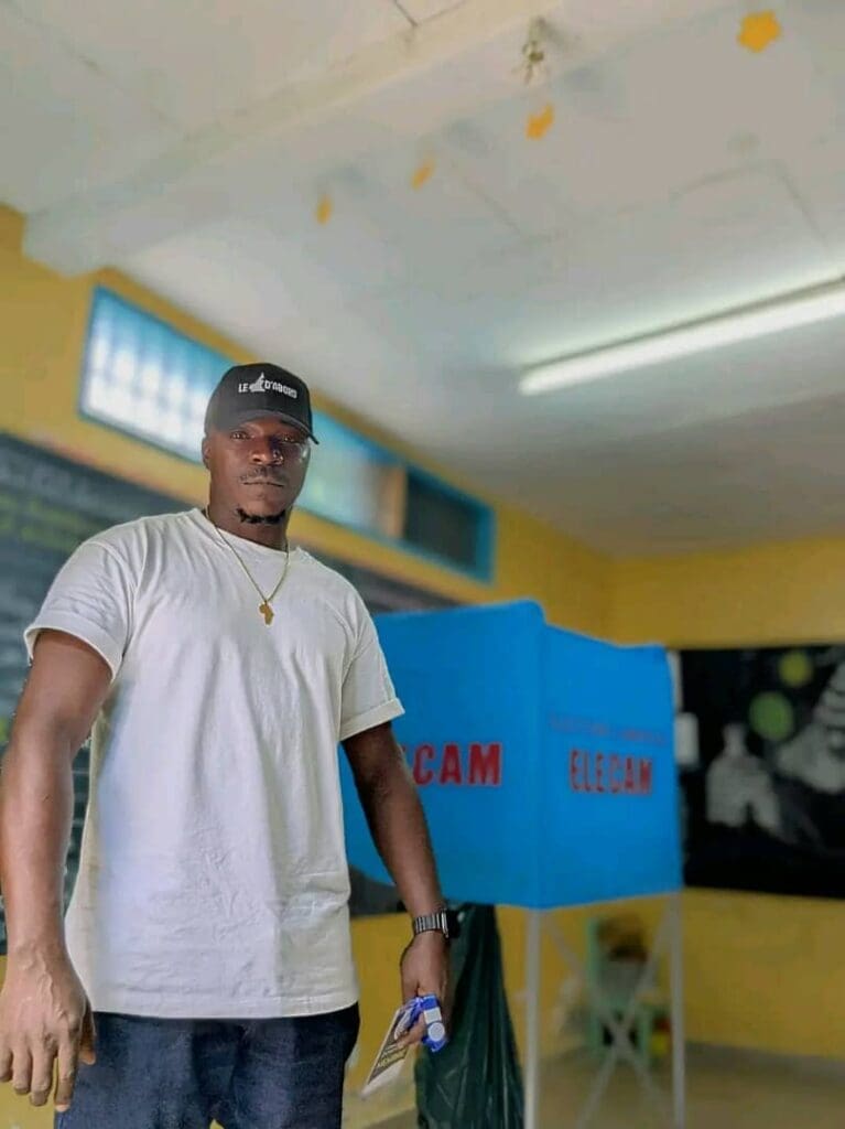 Dans un contexte post-électoral tendu, le rappeur camerounais Xzafrane brise le silence et s’adresse directement au chef de l’État.