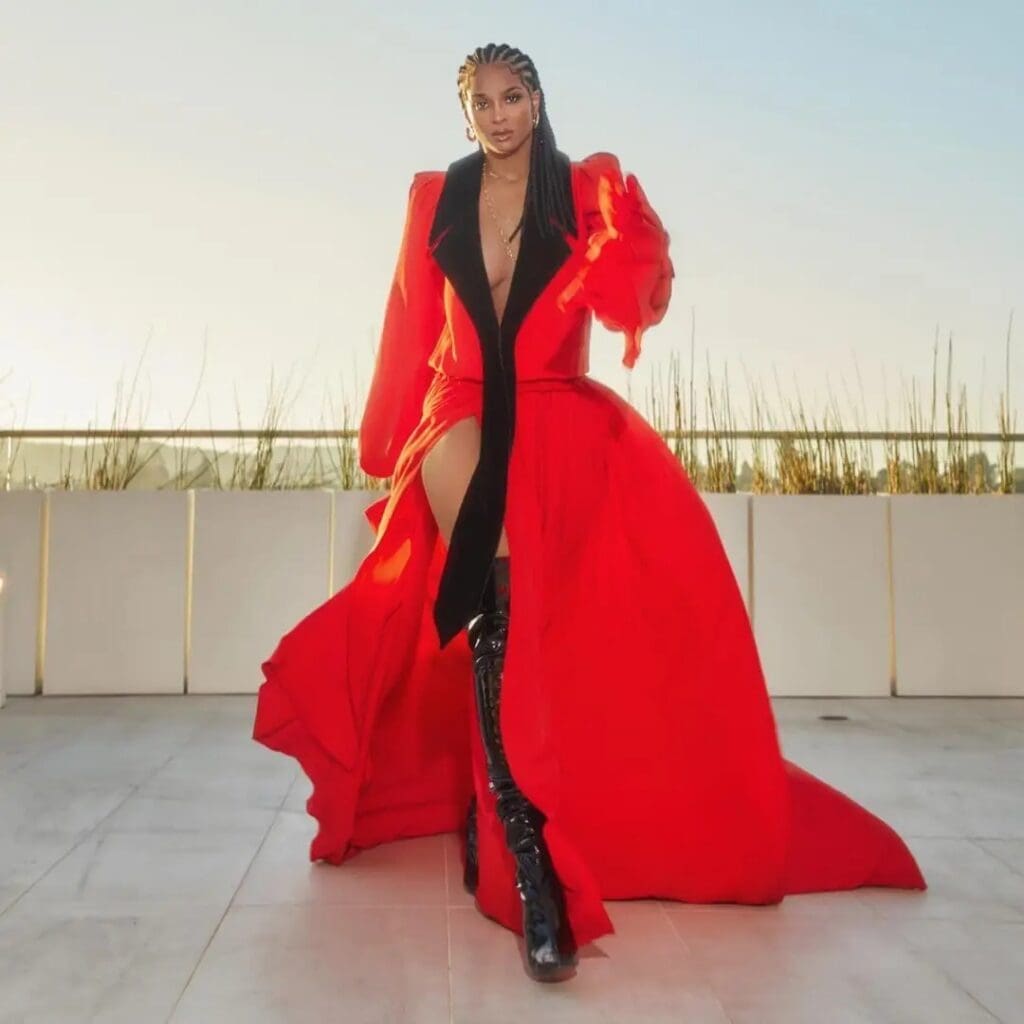 Jeudi 30 octobre, Ciara a marqué la Lagos Fashion Week 2025, dans une apparition aussi glamour que symbolique. Drapée d’une tenue 