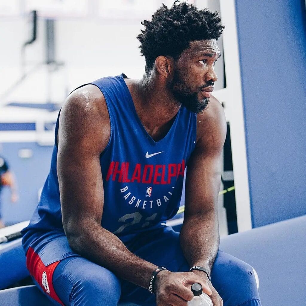 Dans la nuit de vendredi dernier, le 31 octobre 2025, lors du choc entre les Philadelphia 76ers et les Boston Celtics, Joel Embiid a de