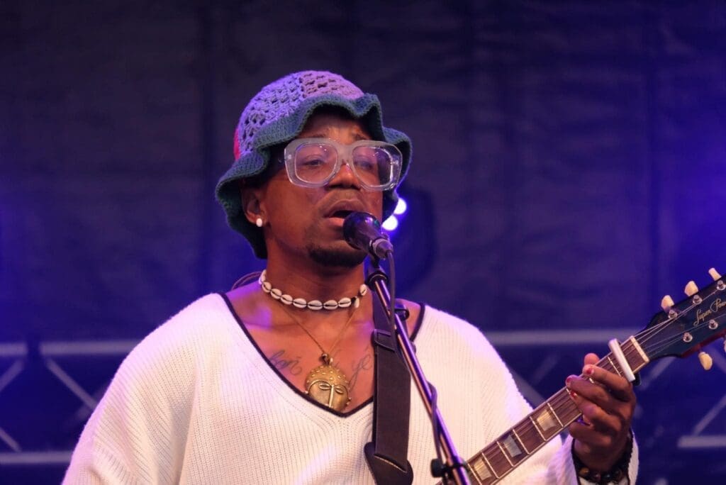 Blick Bassy, la voix, l'engagé, et le décolonisateur culturel