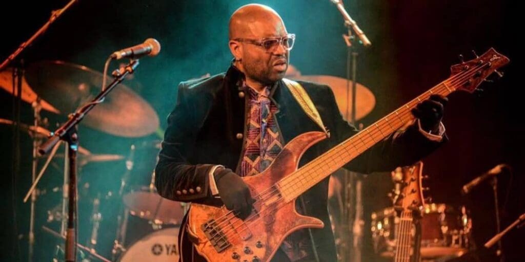 Figure incontournable du jazz-fusion et de l’afro-jazz contemporain, Étienne Mbappé s’impose comme l’un des bassistes les plus