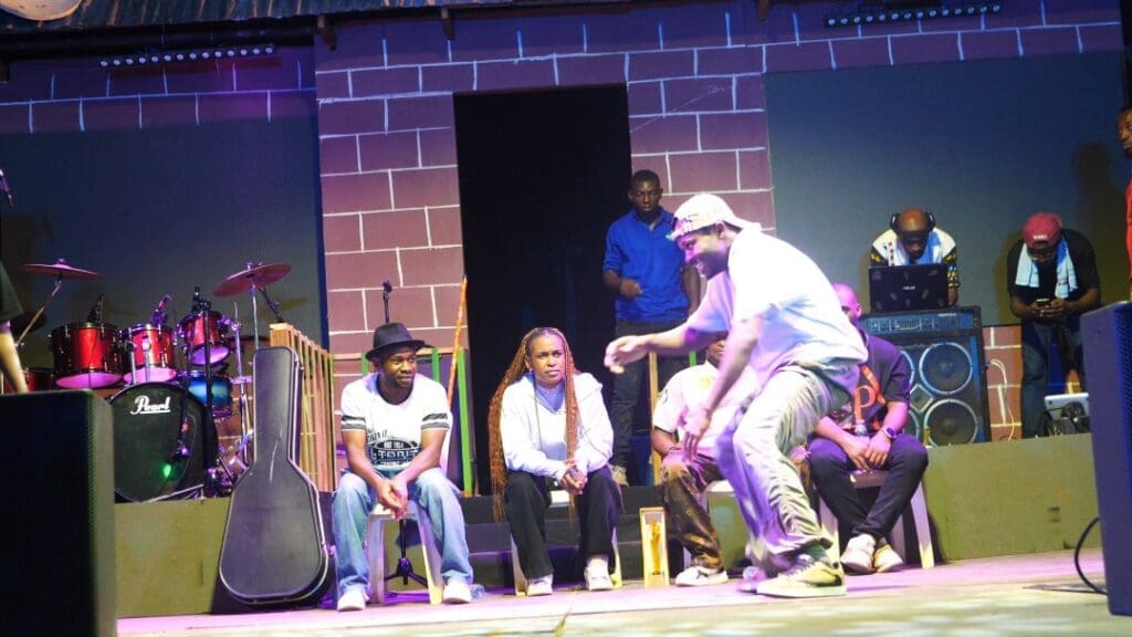 Alpha Auris, de son vrai nom Tchindeu Alex Auris, danseur de la compagnie Battle Born Crew et désormais grand vainqueur de la Battle Afro.