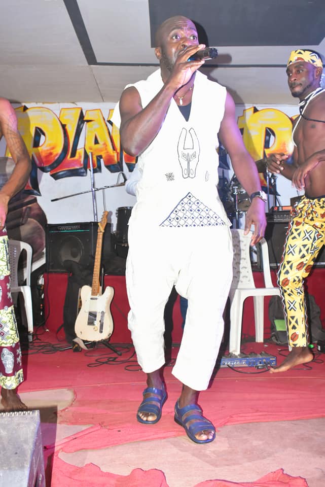 Richard Amougou, de son nom complet Amougou Amougou Richard Séraphin, né le 14 avril 1977 à Yaoundé, est l’un des artistes 