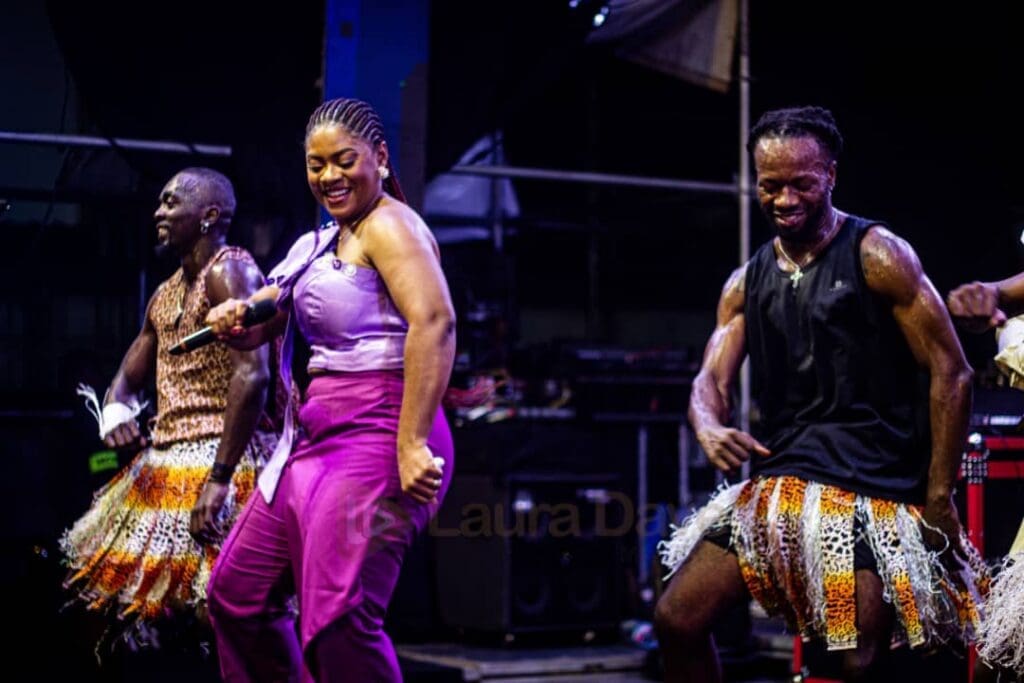 Ce dimanche 30 décembre 2025, le DOMAF 2025 a fermé ses rideaux en beauté grâce à Sandrine Nnanga et Locko, stars montantes du 