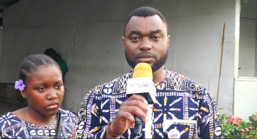 La voix de Saïd Soro, petit-fils de Koko Komégné, ouvre une journée d’adieux empreinte de tendresse et de gratitude. Ce vendredi 12 décembre 