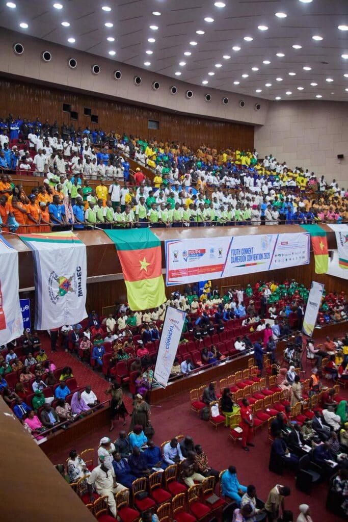 La sénatrice Françoise Puene, affectueusement surnommée Mamy Nyanga, a reçu le Prix d’excellence du Youth Connekt Cameroon lors 