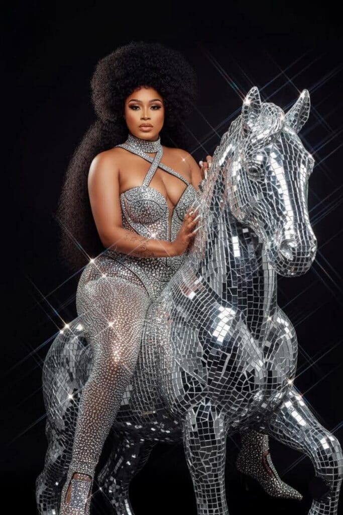 De son vrai nom Corine Céline Ntyame, Coco Argentée est une figure incontournable de la musique camerounaise. Surnommée "La Go 