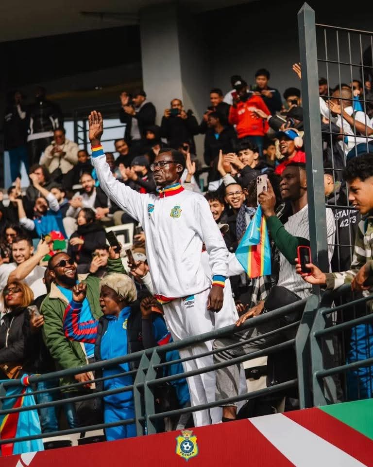 Alors que les stades marocains vibrent au rythme des tambours, une silhouette reste imperturbable. Michel Kuka Mboladinga a transformé