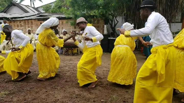 Le Cameroun, mosaïque de cultures et d’ethnies, est une terre de danses puissantes et symboliques. Ces danses incarnent l’histoire, 
