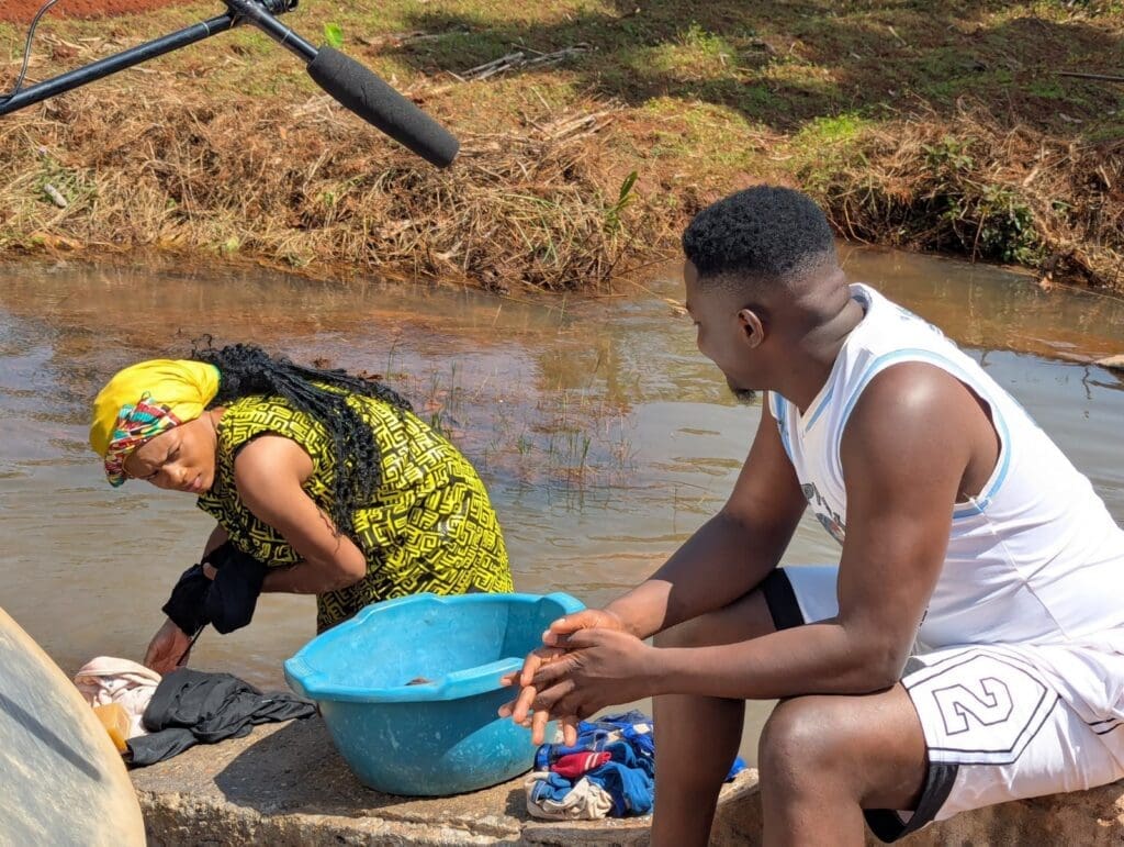 Joys Sa’a, de son vrai nom Dongmo Saaguedong Verdite Jois, est cette voix singulière qui a choisi le YEMBA (langue locale)pour exprimer sa modernité. Jeune, 
