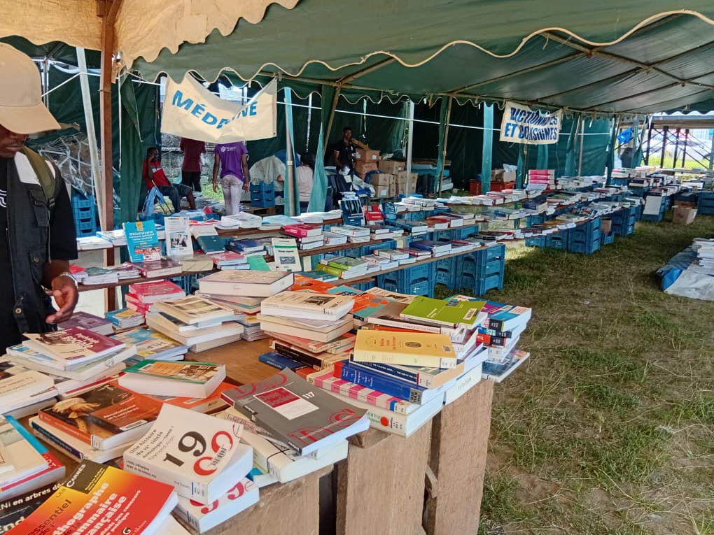 Le Festival Humanitaire du Livre 2026 bat son plein au Parc des Princes à Akwa, Douala. Ouverte de 8h à 18h jusqu’au jeudi 26 février 