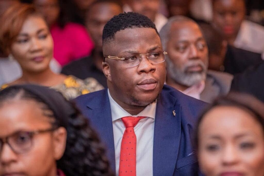 L’image fait rêver, les chiffres impressionnent, les audiences explosent. Mais derrière les projecteurs, certaines célébrités africaines font aujourd’hui face à une autre réalité, celle de la justice. Actuellement