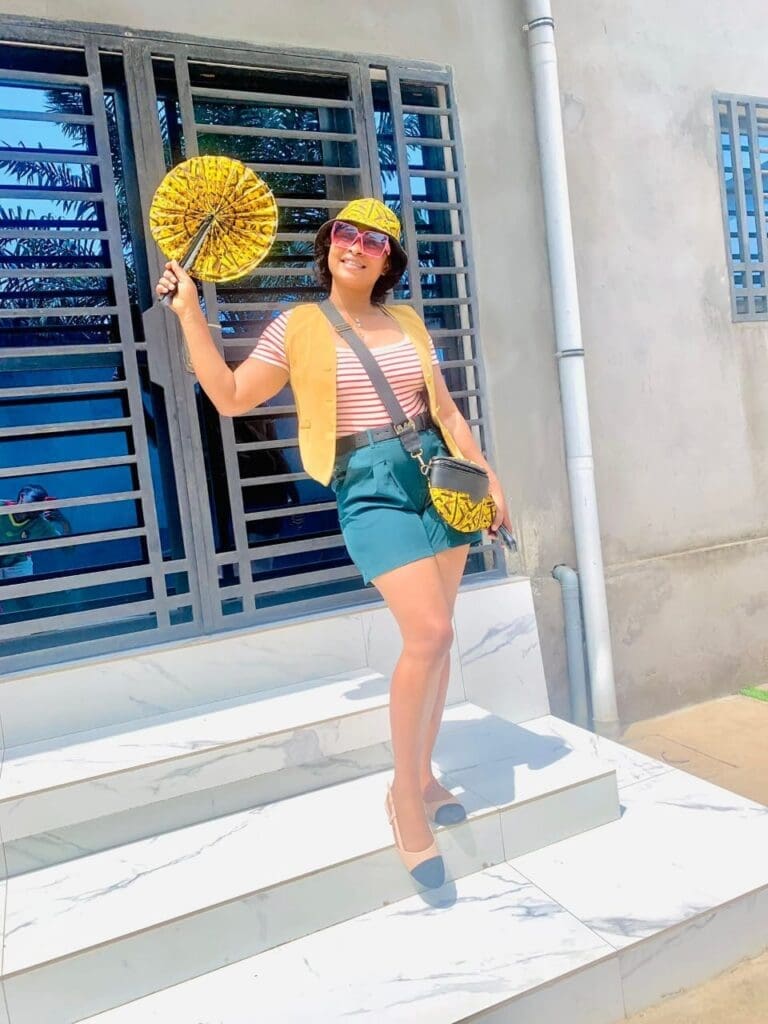C’est le cas de Laeticia Ndjassi, une femme aux multiples casquettes : créatrice de contenus, cuisinière, entrepreneure, comédienne et mère de famille.