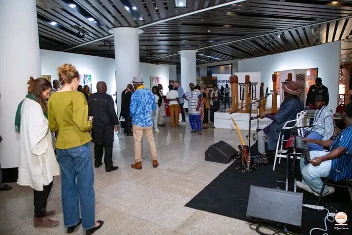 Dakar vibre au rythme de « Afrika katika muziki » : Samuel Nja Kwa immortalise les voix musicales de l’Afrique