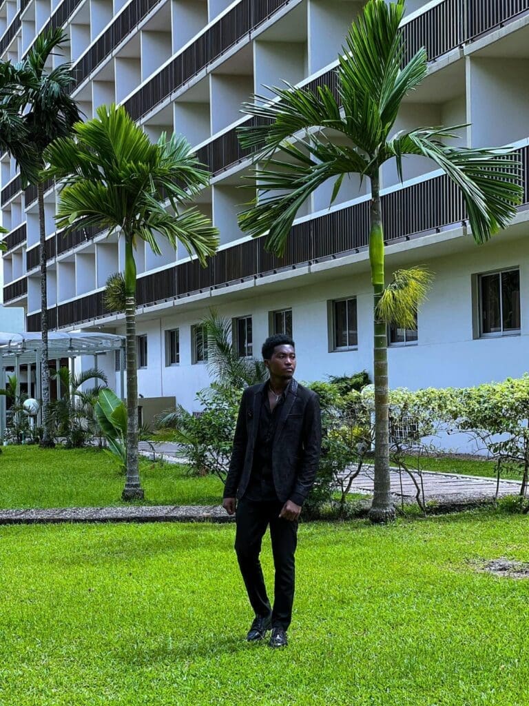 Invité dans un média le 10 juin 2026, le créateur de contenu et acteur camerounais Benjika Skennelle s’est livré avec