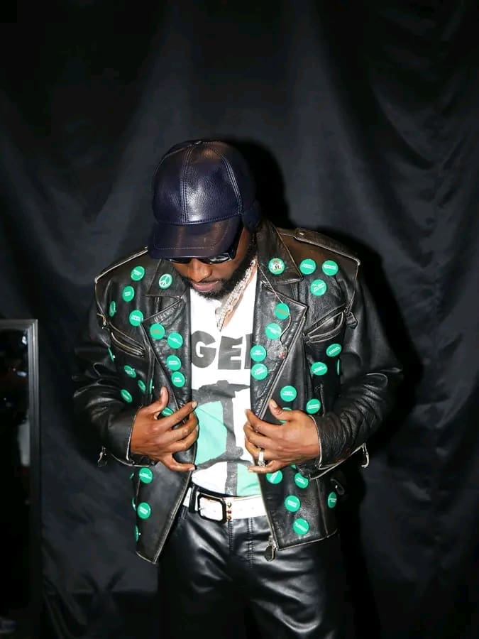 La superstar de l’afrobeats Davido se retrouve depuis plusieurs jours au centre d’une controverse après avoir dénoncé publiquement les