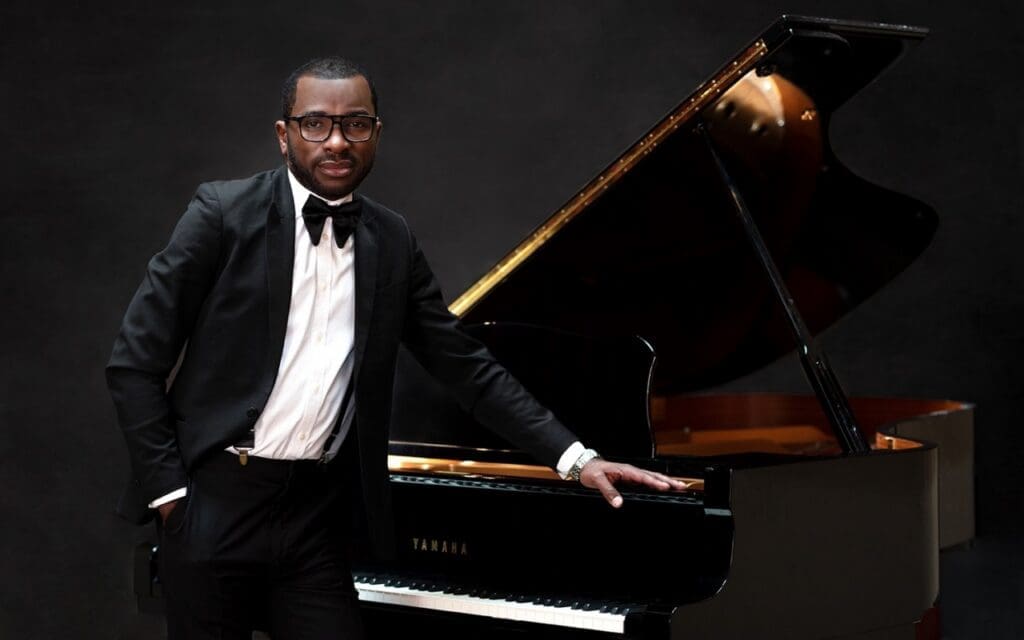 Deïdo Mbimbey : le pianiste camerounais qui a appris la musique « dans la clandestinité » et veut redonner ses lettres de noblesse aux instrumentistes africains