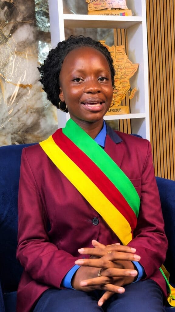 À seulement 13 ans, Ngninpa Djimeli Christie porte déjà une ambition qui dépasse son âge. Diplomate junior en chef du 