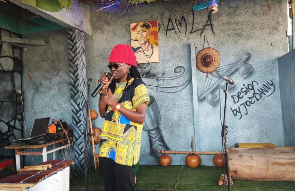  2B Francky de son vrai nom OMBEDE a réuni 17 enfants à MFomaKap, son village natal, pour la première édition des Ateliers MVETT