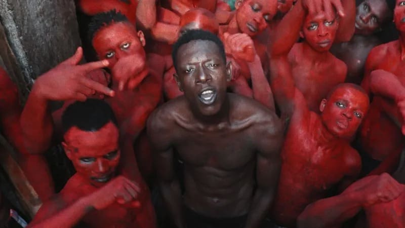 Derrière les murs de la prison centrale de New Bell, à Douala, une aventure artistique inattendue bouleverse les idées reçues 