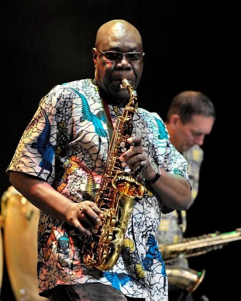 Depuis la tombe de Manu Dibango, Koppo réclame une place pour ses restes au Cameroun