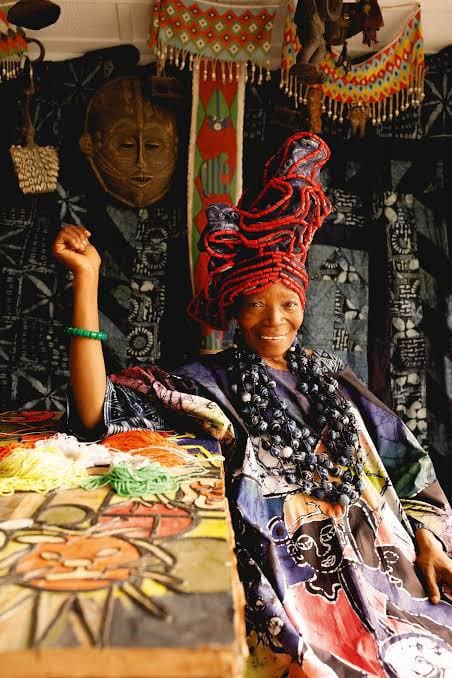 Aujourd'hui, à la tête de la plus grande galerie d'art du Nigeria, Nike Davies-Okundayo, alias "Mama Nike", incarne à elle seule 