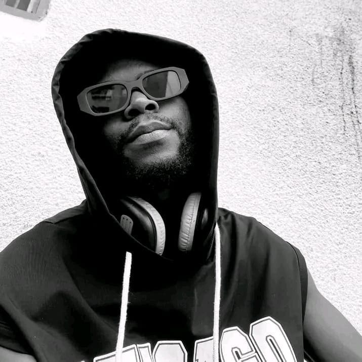 Brancardier-ambulancier à l'Hôpital national de Donka depuis trois ans, l'artiste guinéen Marck Selfy mène une double vie peu