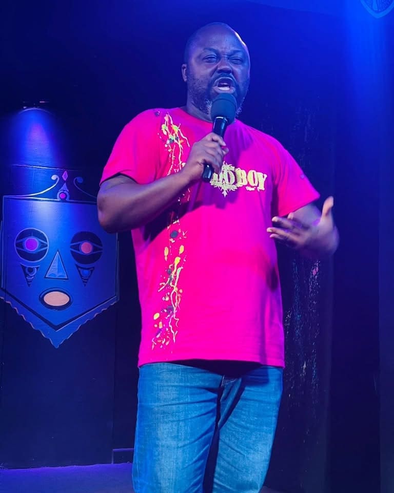 Valéry Ndongo fait partie de ceux qui ont contribué à transformer l’humour en une véritable discipline artistique au Cameroun. De ses premiers textes de poésie aux grandes scènes africaines,