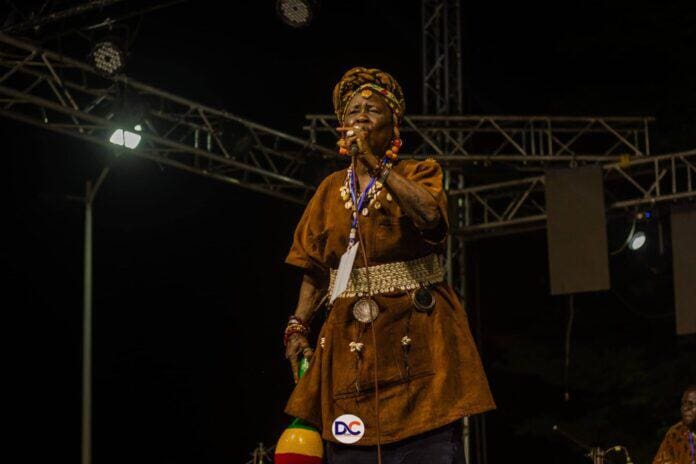 À 88 ans, elle danse toujours pieds nus, le destin fou de Mariam Bagayoko