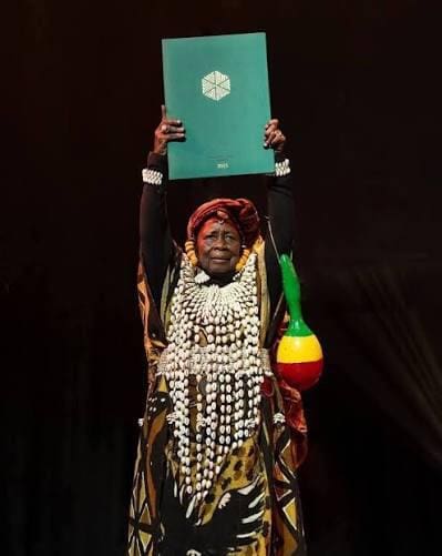 Pieds nus, une ceinture de coquillages autour de la taille, Mariam Bagayoko continue de faire vibrer les scènes maliennes à 88
