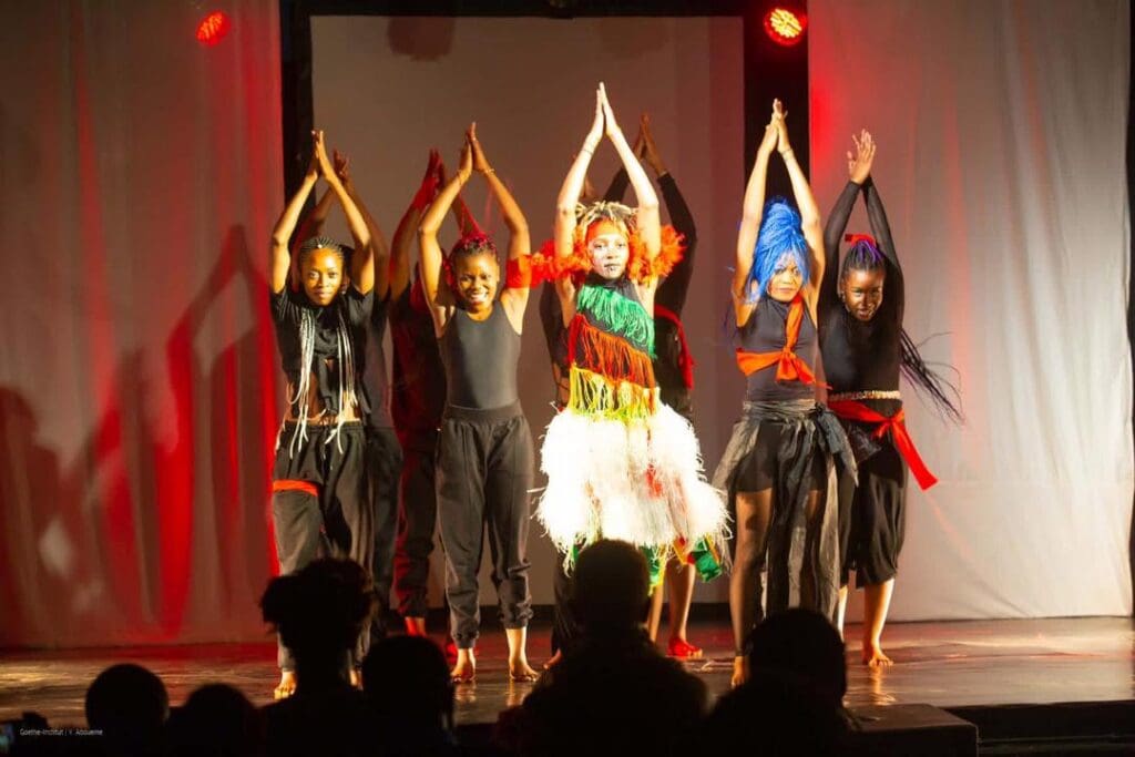Après avoir conquis les scènes d'Europe, des Antilles et d'Afrique, le spectacle “Bikutsi 3000” porté par l'artiste camerounais 
