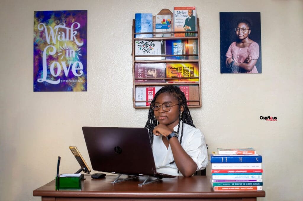Née le 7 avril 2000 à Douala, Vanelle Nossi évolue dans l’univers du digital et de l’image. Partie du design graphique avant de 