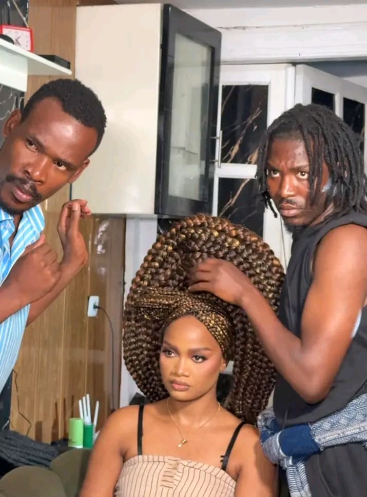 PDG d’Afrokrema , mais aussi directeur artistique, coiffeur, maquilleur et scénographe, Mikelange évolue dans un univers où