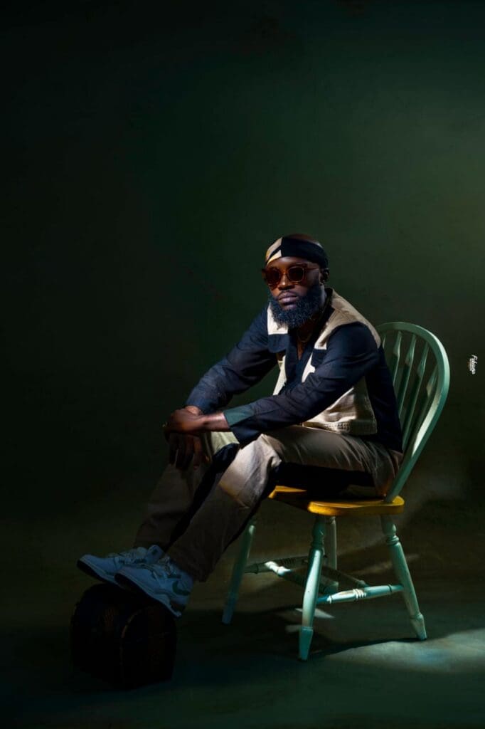 Epane Mateke, jeune musicien, fait de la langue duala un marqueur de son identité