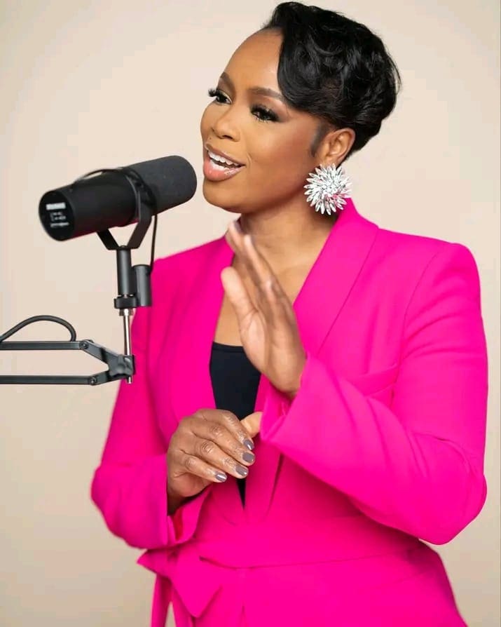 Entre les déplacements, les concerts, les festivals, le ministère et sa vie de mère, la chanteuse congolaise Sandra Mbuyi 